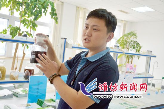 王曉凱正在介紹“旱地寶”的優(yōu)勢(shì)。